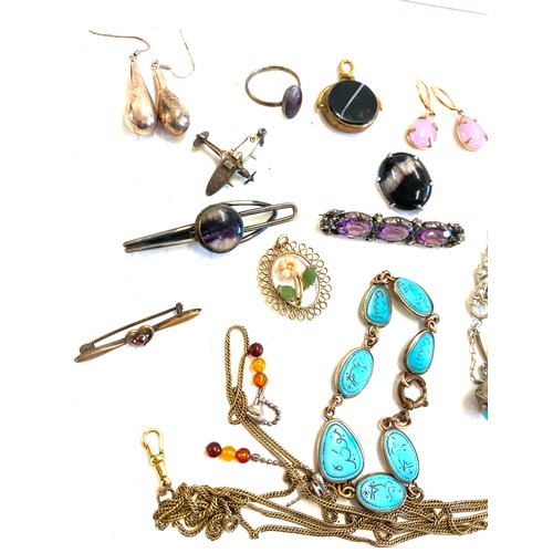 425 - Antique vintage jewellery, blue john brooch and tie clip plus other assorted jewellery