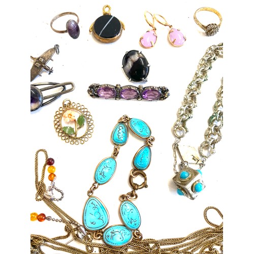 425 - Antique vintage jewellery, blue john brooch and tie clip plus other assorted jewellery