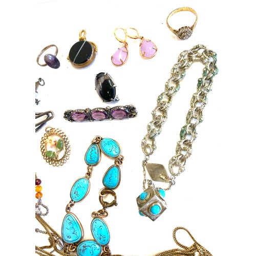 425 - Antique vintage jewellery, blue john brooch and tie clip plus other assorted jewellery