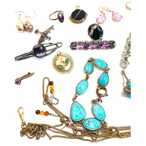 425 - Antique vintage jewellery, blue john brooch and tie clip plus other assorted jewellery