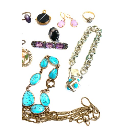 425 - Antique vintage jewellery, blue john brooch and tie clip plus other assorted jewellery