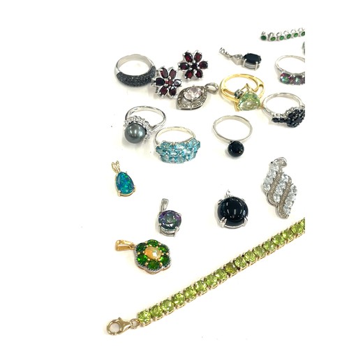 428 - A good collection of vintage silver jewellery to include rings, earrings, bracelet, and pendants set... 