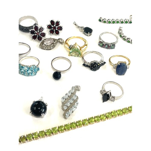 428 - A good collection of vintage silver jewellery to include rings, earrings, bracelet, and pendants set... 