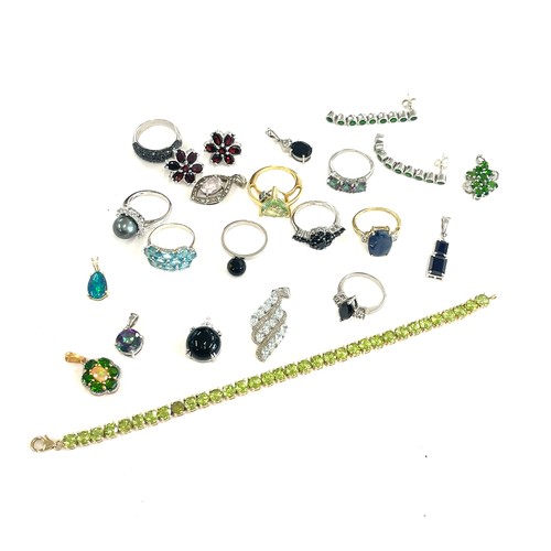 428 - A good collection of vintage silver jewellery to include rings, earrings, bracelet, and pendants set... 