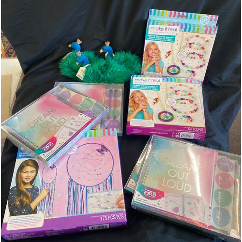 285 - Brand new in packaging Make it real dream catchers and jewellery sets together with new Jellykins gi... 