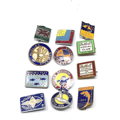 553 - 12 original enamel butlins badges