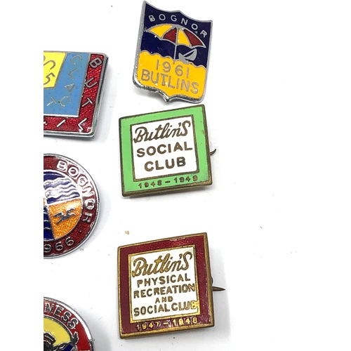 553 - 12 original enamel butlins badges