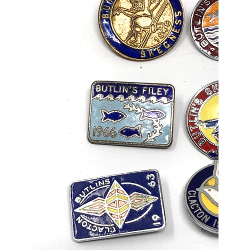 553 - 12 original enamel butlins badges