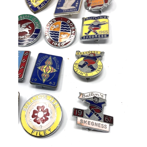 554 - 12 original enamel butlins badges