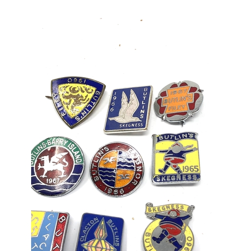 554 - 12 original enamel butlins badges