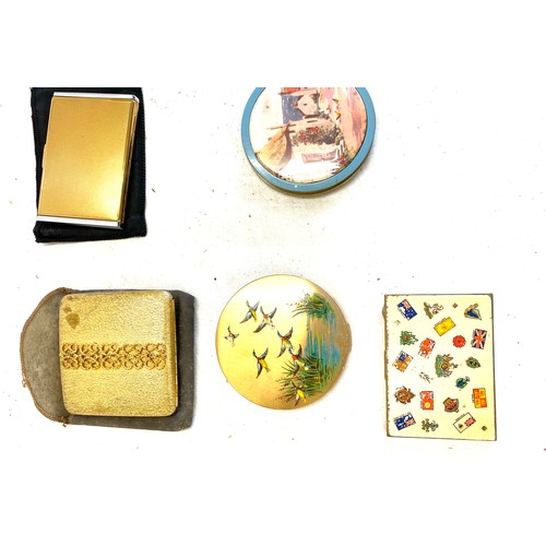 435 - Large selection of vintage and later ladies compacts