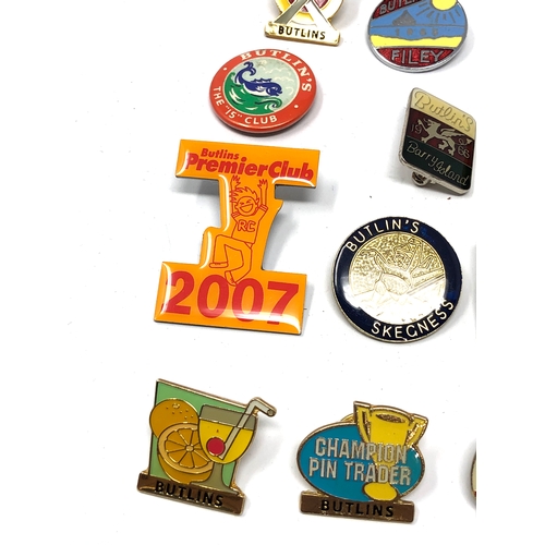 555 - 16 vintage & later butlins badges