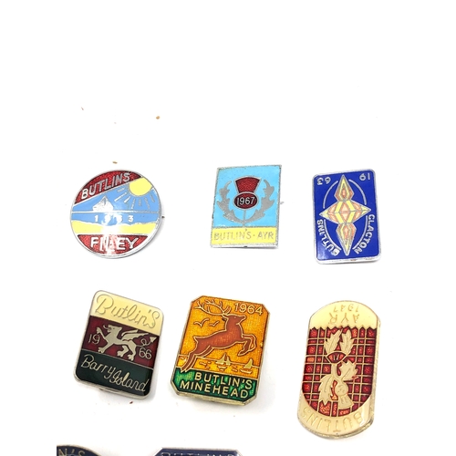 555 - 16 vintage & later butlins badges