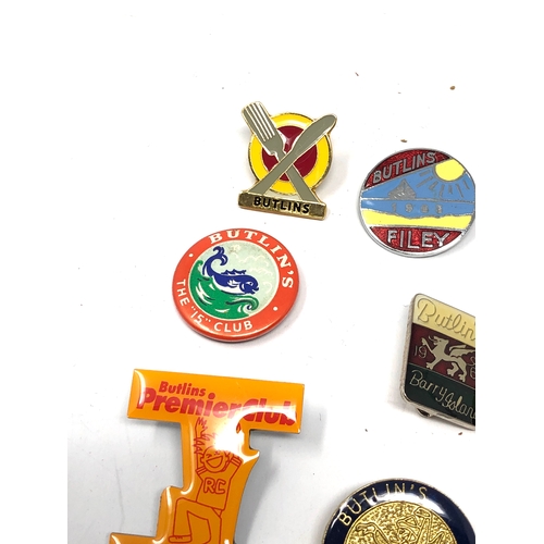 555 - 16 vintage & later butlins badges