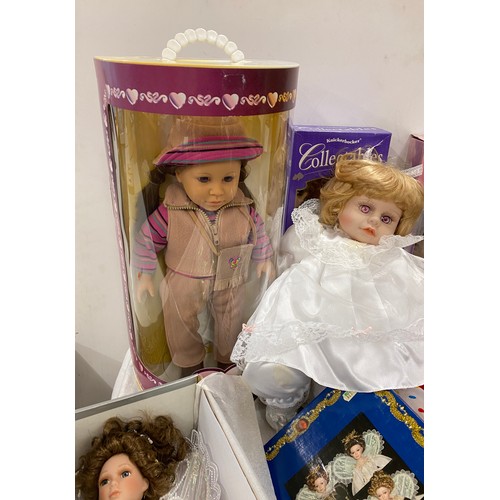 249 - Selection of vintage and later porcelain dolls some with original boxes, to include fairytale doll, ... 