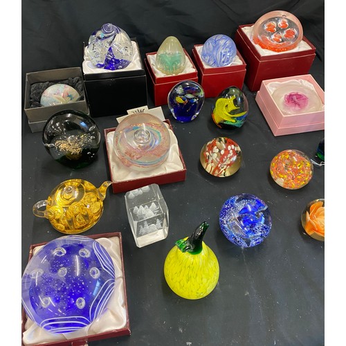 209 - Large selection of assorted paperweights includes Cat, Art glass, royal crest babylon paperweight So... 