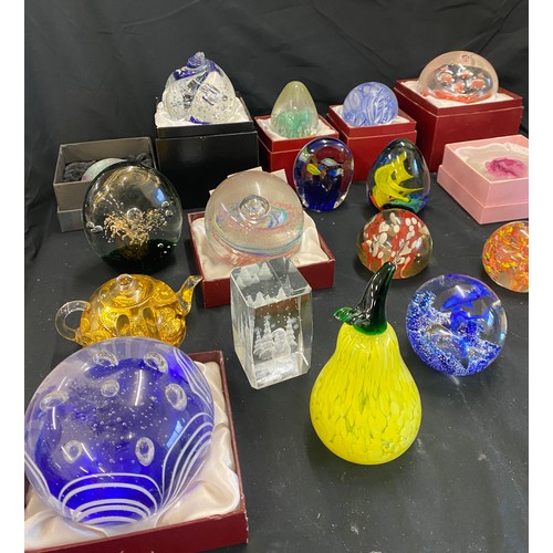 209 - Large selection of assorted paperweights includes Cat, Art glass, royal crest babylon paperweight So... 