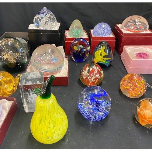 209 - Large selection of assorted paperweights includes Cat, Art glass, royal crest babylon paperweight So... 