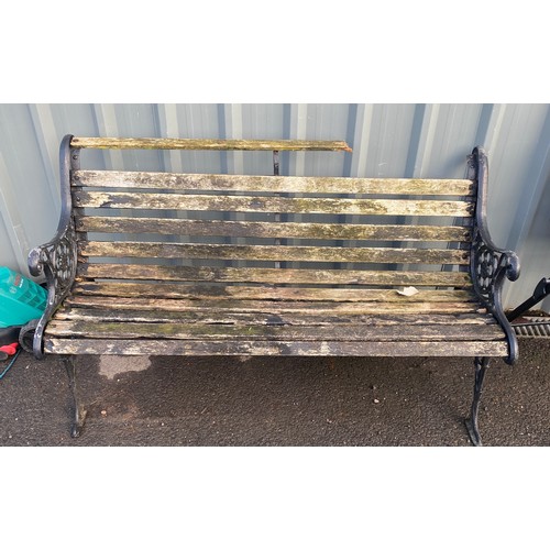 100L - Vintage cast garden bench, one slat needs repair