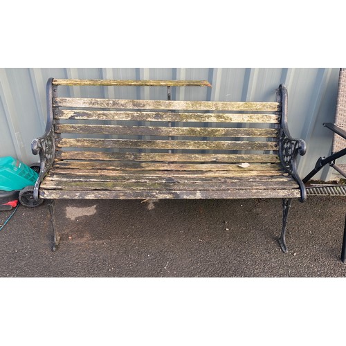 100L - Vintage cast garden bench, one slat needs repair