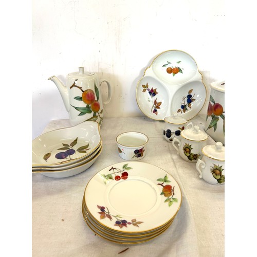 260 - Selection of Worcester table ware includes tea pot, saucers, lidded jar etc