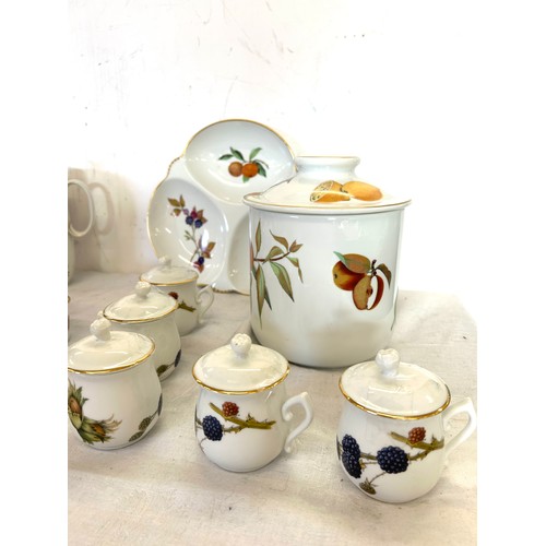 260 - Selection of Worcester table ware includes tea pot, saucers, lidded jar etc