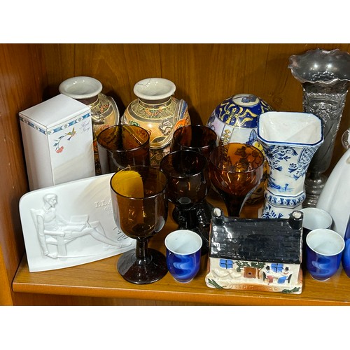 143 - Box of assorted vintage china includes vintage vase (a/f) and a Lladro collectors plaque