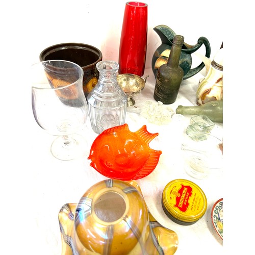 252 - Selection of collectable pottery and glassware