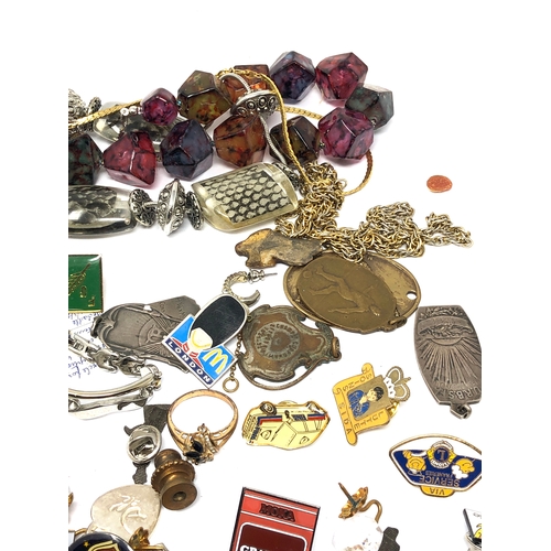 564 - box of vintage and later belgium misc items inc badges costume jewellery etc