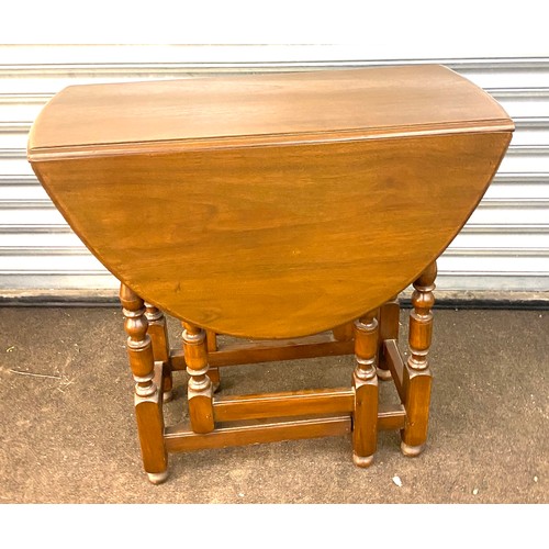 619 - Immaculate oak gate legged drop leaf table measures approx with leaf down 29 inches tall by 30 inche... 