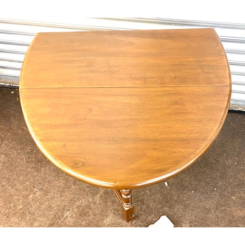 619 - Immaculate oak gate legged drop leaf table measures approx with leaf down 29 inches tall by 30 inche... 