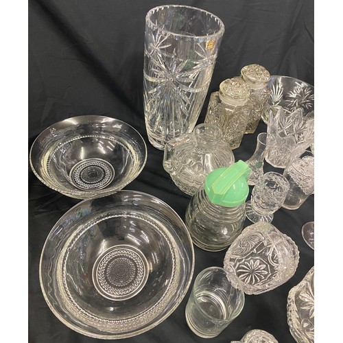 300 - Large selection of vintage and later glassware includes cut glass, crystal glass, vases etc