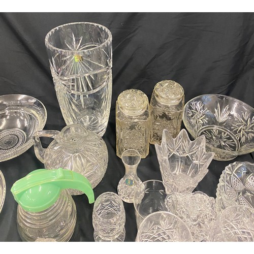 300 - Large selection of vintage and later glassware includes cut glass, crystal glass, vases etc