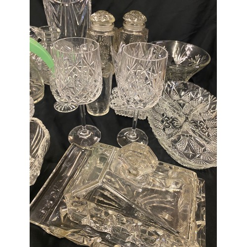 300 - Large selection of vintage and later glassware includes cut glass, crystal glass, vases etc