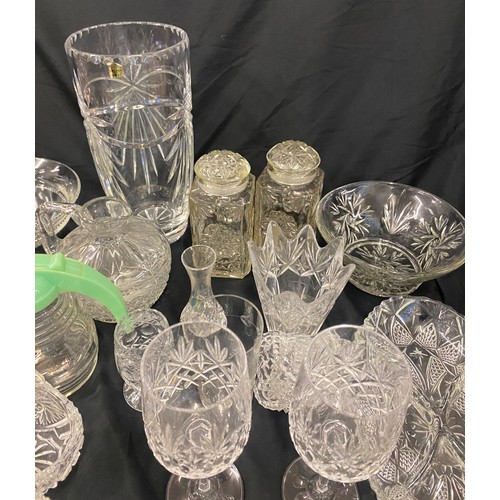 300 - Large selection of vintage and later glassware includes cut glass, crystal glass, vases etc