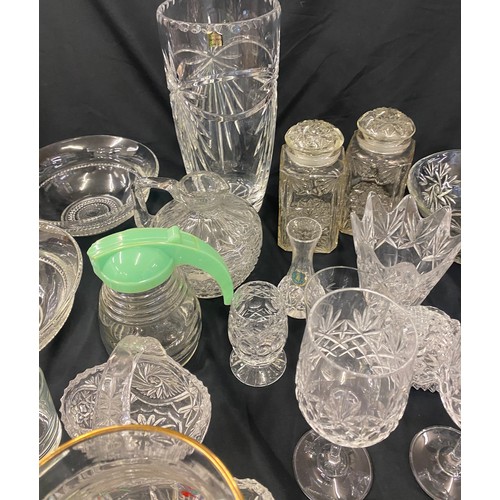 300 - Large selection of vintage and later glassware includes cut glass, crystal glass, vases etc