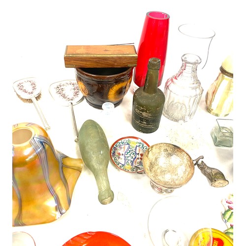 252 - Selection of collectable pottery and glassware