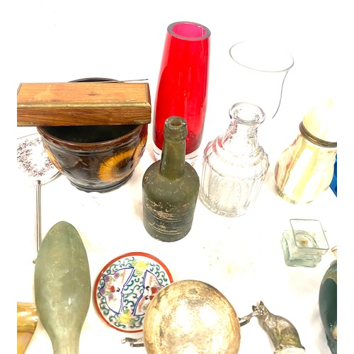 252 - Selection of collectable pottery and glassware