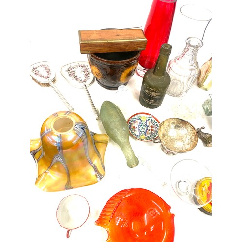 252 - Selection of collectable pottery and glassware