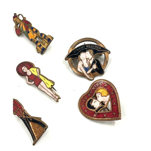 415 - Selection of vintage metal and enamel badges includes Kiss by Kiss, Stormy Weather, Silvry Moon etc