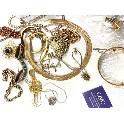 561 - Selection of vintage and later gold toned jewellery