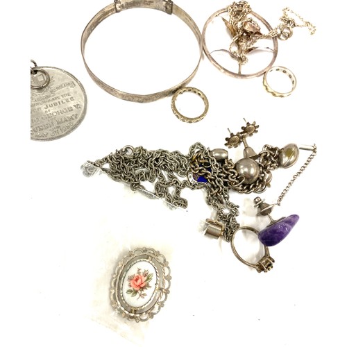 417 - Selection of assorted silver jewellery and white metal jewellery