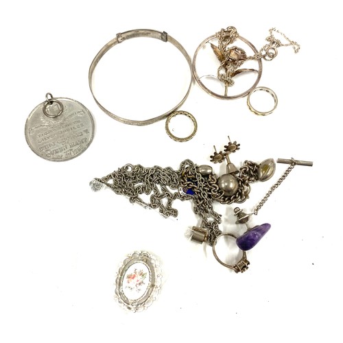 417 - Selection of assorted silver jewellery and white metal jewellery