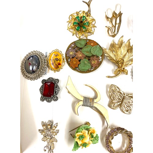 436 - Large selection of vintage and later brooches