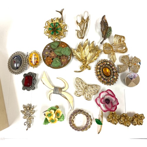 436 - Large selection of vintage and later brooches