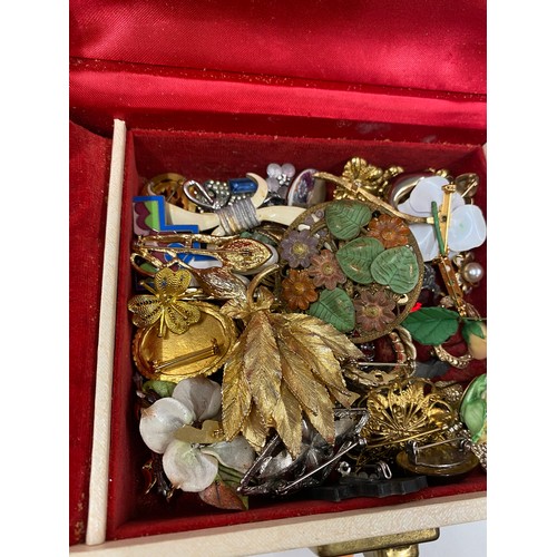 436 - Large selection of vintage and later brooches