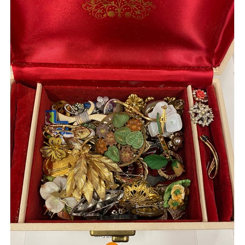 436 - Large selection of vintage and later brooches