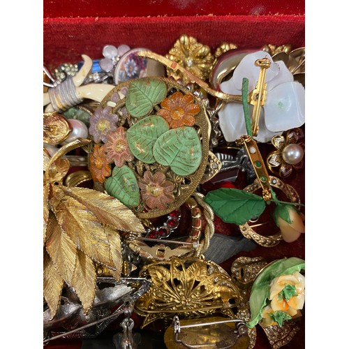 436 - Large selection of vintage and later brooches