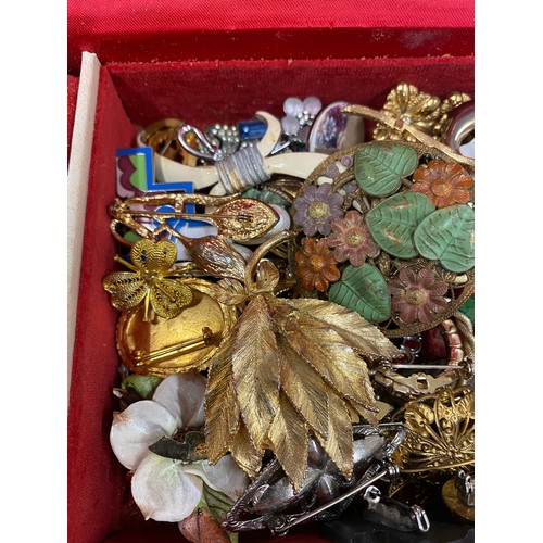 436 - Large selection of vintage and later brooches