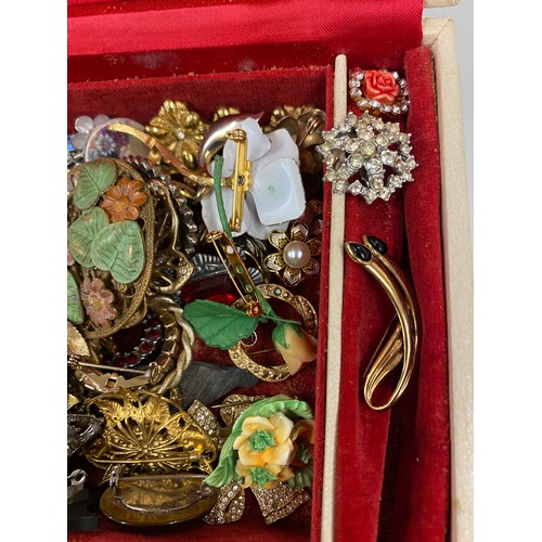 436 - Large selection of vintage and later brooches